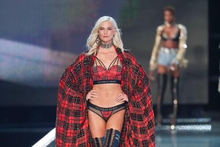 Karlie Kloss (25) gab in diesem wilden Outfit nach zwei Jahren Pause ihr 