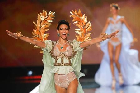 Viel Gold und ein zartes grünes Ensemble machten Jourdana Phillips mit einem großen Lächeln zum Engel.