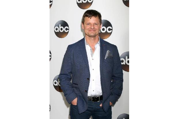 ...Steve Zahn mit 'The Crossing', einer Sci-Fi-Serie, in der Flüchtlinge an einer Küste angespült werden, nachdem sie aus ei...