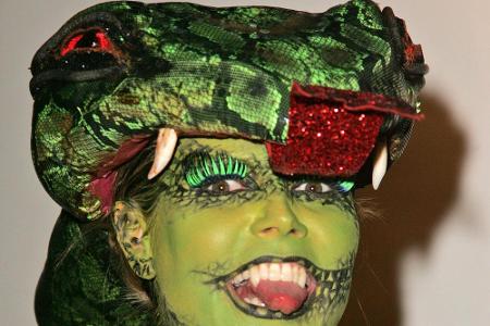 Heidi Klum wählte 2006 ein Zwei-in-eins-Kostüm. In Anspielung an Adam und Eva ging sie als Schlange im Apfel. Das war nicht ...