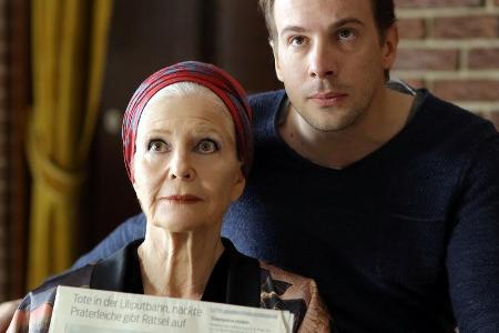 Schriftstellerin Madeleine Montana (Christiane Hörbiger) und ihr Sohn Oliver Sandberg (Florian Teichtmeister) können es nich...