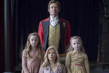 P.T. Barnum (Hugh Jackman) mit seiner Frau Charity Barnum (Michelle Williams) und ihren beiden Töchtern