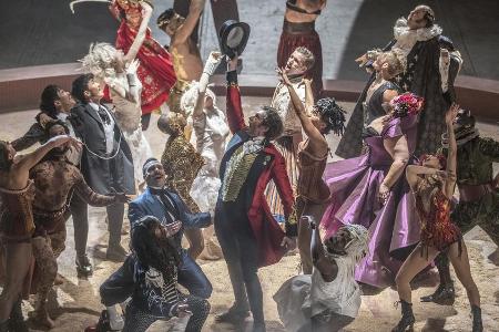 P.T. Barnum (Hugh Jackman, Mitte) inmitten seiner Show-Teilnehmer
