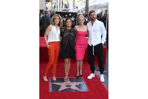 ...des Sterns kamen viele bekannte Gesichter, um der schwangeren Schauspielerin zu gratulieren. Unter anderem Felicity Huffm...