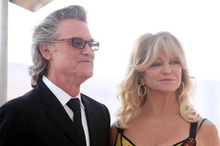 ...erklärte, die Doppel-Zeremonie sei wie eine Hochzeit gewesen. Die beiden Hollywoodstars sind seit 1983 ein Paar. Vor den ...