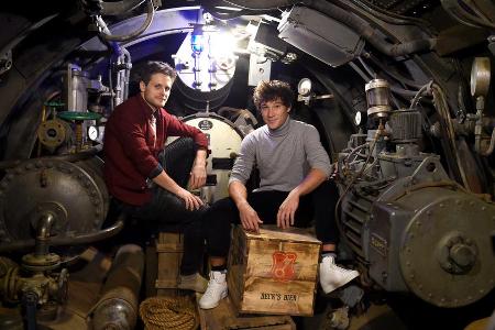Klaus Steinbacher (l.) und Philip Birnstiel im U-Boot auf dem Bavaria Filmgelände