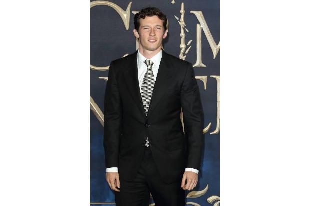 ...Callum Turner hat sich für einen traditionellen Look im schwarzen Smoking entschieden. Beim Dreh des Streifens hatte der ...