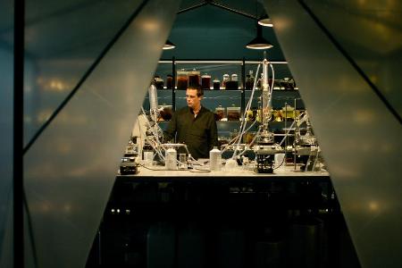 Parfümeur Moritz de Vries (August Diehl) bei der Arbeit