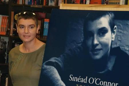 ...tauchte ebenfalls auf Facebook ein 12-minütiges Video auf, in dem Sinéad O'Connor behauptete, dass sie sich umbringen wol...