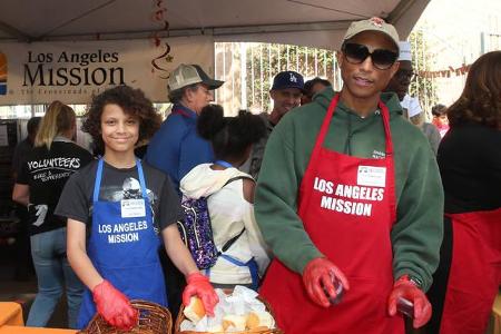 ...sich hinter die Holzbänke zu stellen und den Obdachlosen das Essen auszugeben. Klein und groß taten sich da zusammen. Bei...