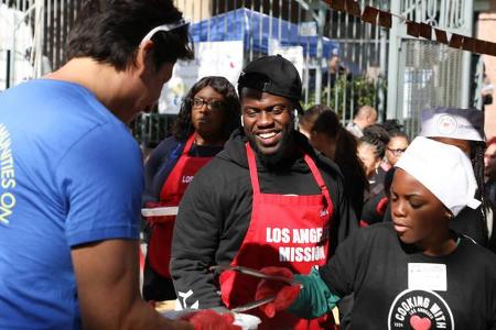 ...Kevin Hart engagiert sich seit Langem für das Gute: So unterstützt er unter anderem die Alzheimer Association, die Make-A...