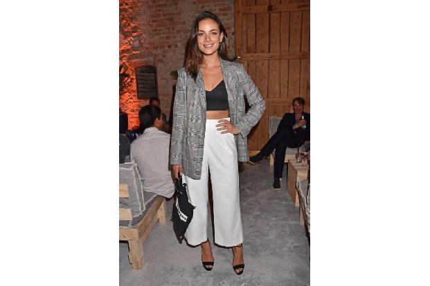 ...die betörende Janina Uhse, die wie immer stilsicher wirkte und mit charmantem Lächeln alle um den Finger wickelte - aller...