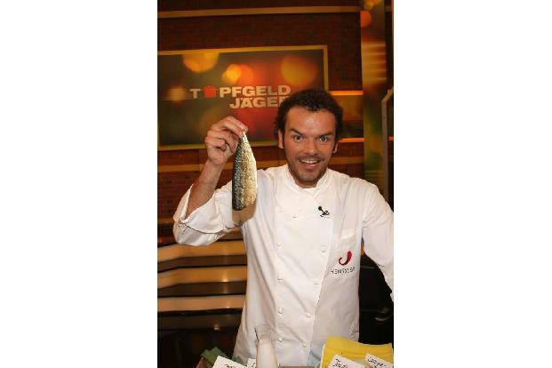 ...'Die Küchenschlacht', 'Topfgeldjäger' oder 'Grill den Henssler' hat der TV-Koch ja schon einige Erfahrung vor der Kamera ...