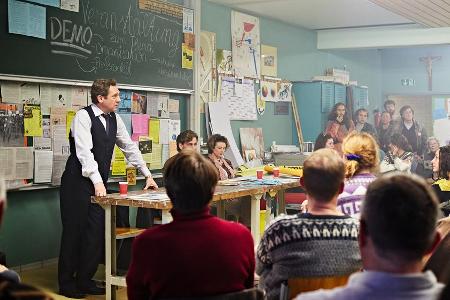 Landrat Schuierer (l.) stellt sich den Demonstranten
