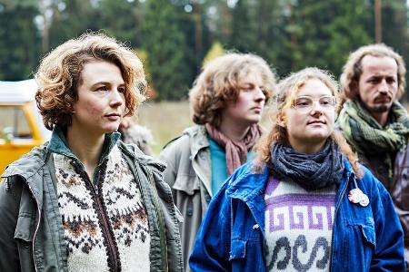 Demonstrantin Monika Gegenfurtner (Anna Maria Sturm) bleibt wild entschlossen