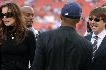 Ein Foto aus dem Jahr 2006: Schauspieler Tom Cruise (r.) spricht mit dem Kollegen Jamie Foxx (Rückenansicht), während Cruise...