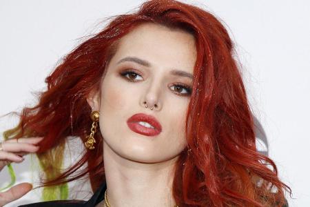 Bella Thorne outete sich 2016 auf Twitter als bisexuell. Sie war bereits mit ihren männlichen Kollegen Gregg Sulkin und Tyle...