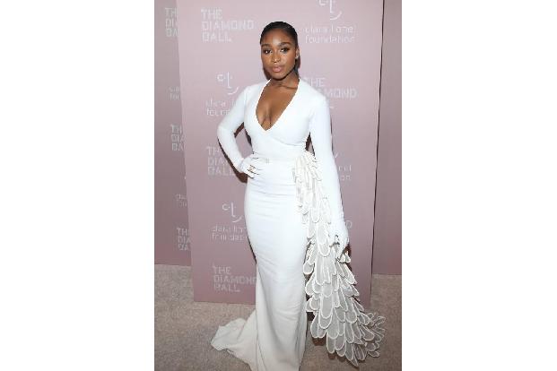 Auf Weiß setzte auch Sängerin Normani, die im Stil des früheren Hollywood-Glamours sogar die passenden Handschuhe zu ihrem O...