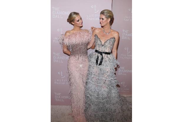 Wer darf auf einer Veranstaltung, bei der sich alles um Glanz und Glamour dreht, nicht fehlen? Natürlich Paris und Nicky Hil...