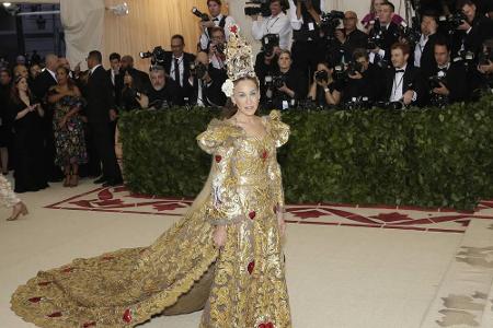 Stil-Ikone Sarah Jessica Parker bezauberte in einem golden gemusterten Kleid mit Schleppe von Dolce & Gabbana. Aber das High...