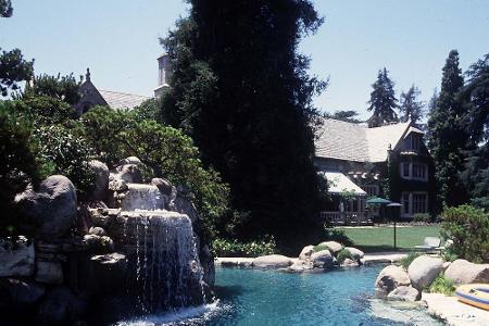 Der neue Besitzer darf nun nicht nur die Villa, sondern auch ihre bemerkenswerten Außenanlagen nutzen.