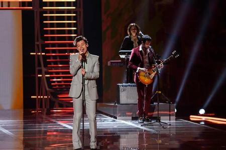 ...bekannt ist, wie Harry Styles in der westlichen Hemisphäre, performte wie der Ex-One-Direction-Star auf dem Laufsteg. Doc...