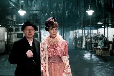 Der Kopf der Bettelmafia Peachum (Joachim Król) mit seiner Frau (Claudia Michelsen)