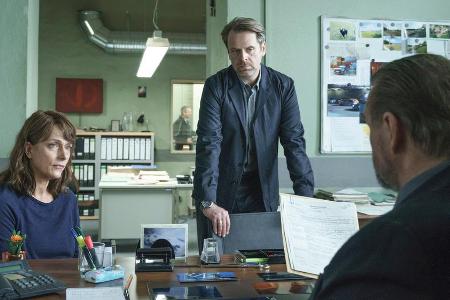 Die Kommissare Brasch (Claudia Michelsen), Köhler (Matthias Matschke, Mitte) und Lemp (Felix Vörtler) unterhalten sich über ...
