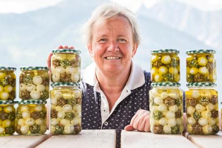 Bio-Frischkäse zum Selbermachen: Elfriede Unterweger auf ihrem Jörgishof vor dramatischer Bergkulisse