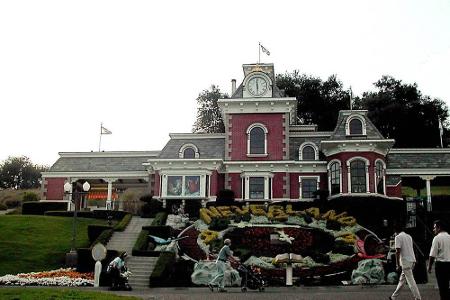 1988 kaufte Jackson die 11 Quadratmeter große Neverland-Ranch in Kalifornien. Zum Anwesen gehörte auch ein Vergnügungspark, ...