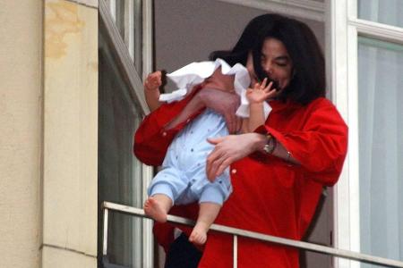 ...im Jahr 2002. Damals hielt Jackson das erst neun Monate alte Baby aus dem Fenster seiner Suite im fünften Stock des Adlon...