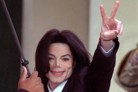 Im Jahr 2003 wurde Jackson dann mit Vorwürfen des Kindes-Missbrauchs konfrontiert und angeklagt. Zwei Jahre später wurde er ...