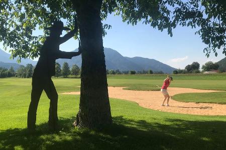 Der Mann aus Stahl auf dem Ruhpoldinger Platz als interessierter Beobachter