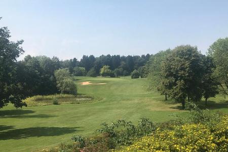 Alter Baumbestand, sehr gepflegte Anlage: Golfclub Chieming