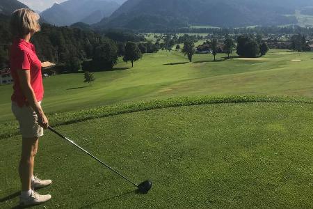 Abschlag vor traumhaftem Bergpanorama in Ruhpolding