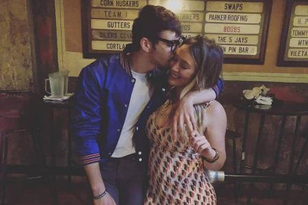 Diesen Kuss widmet Matthew Koma (31) wohl gleich zweien seiner liebsten Frauen. Seine berühmte Freundin Hilary Duff (30) ist...