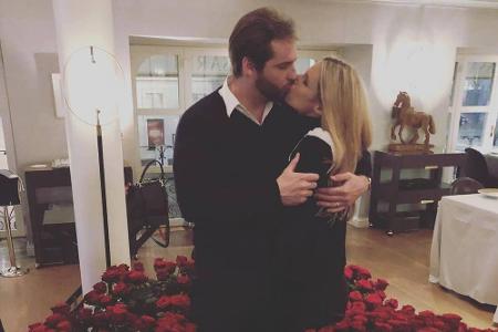 Tomaso Trussardi (*1983) legte seiner Michelle Hunziker zu ihrem 41. Geburtstag ein ganzes Rosen-Meer zu Füßen. Einen innige...