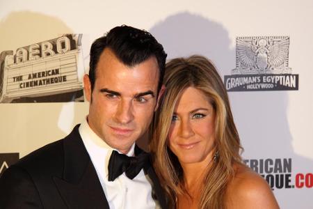 Denn Theroux reiht sich nur in eine lange Liste von Männern ein, die mit Aniston zusammen waren. Einige davon länger, einige...