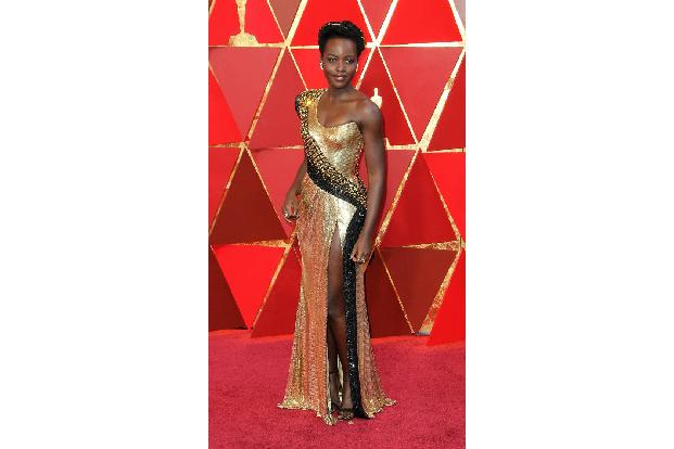 Sie sah aus wie die schönere Version des klassischen Goldjungen: Lupita Nyong'o bezauberte in diesem Dress von Versace. Für ...