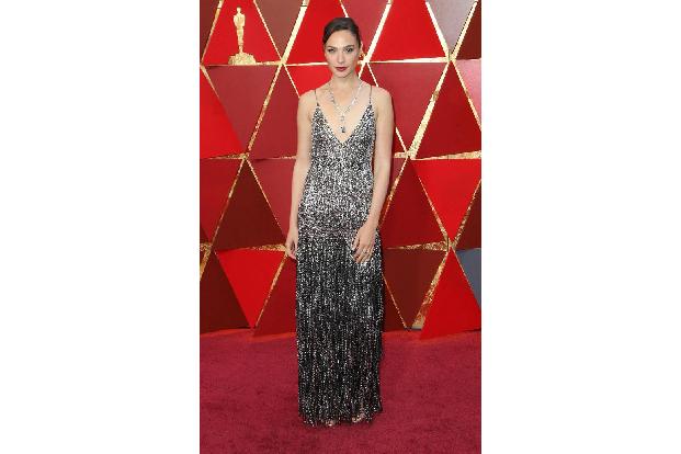 ...Leinwandschönheit Gal Gadot. Dieser Traum von Givenchy hat so gar nichts gemein mit der 'Wonder Woman'-Rüstung und schrei...