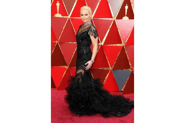 ...Schwarz gab es natürlich trotzdem zu sehen. Skirennläuferin Lindsey Vonn beispielsweise machte in diesem Dress eine sagen...