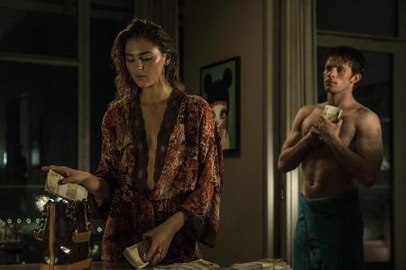 Franky (Jannis Niewöhner) hat eine ganz andere Vorstellung davon, wie seine Freundin Oxana (Stefanie Giesinger) das Geld ihr...