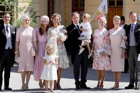 Sechs Taufpaten stärken Adrienne den Rücken