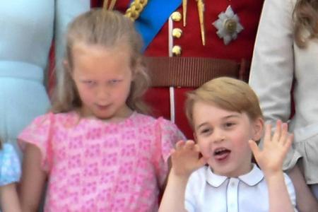 Es ist wohl seine Lieblingspose, denn auch bei Trooping the Colour, der alljährlichen Parade zu Ehren der Queen, bekamen die...