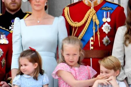 Georges Großcousine, Savannah Phillips (Mitte), merkte es allerdings und hielt ihm schnell den Mund zu.