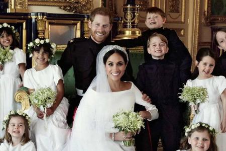 Zwar keine freche Grimasse, wohl aber eine Grimasse präsentierte der kleine Prinz George (r. neben der Braut) auch auf dem o...