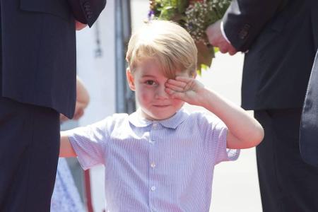 Und das hier könnte man als eine Art Mini-Militärgruß durchgehen lassen, vielleicht war Prinz George bei seinem Berlin-Besuc...
