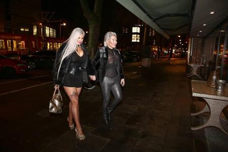 ...diesem Anlass haben sich die beiden platin-blonden Plastikpuppen besonders hübsch gemacht. Für...