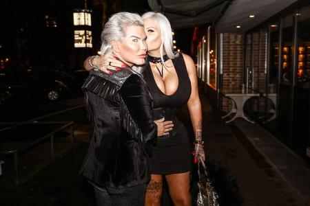 ...war aber das Küsschen, dass Sophia ihrem Kumpel gab - rein platonisch natürlich! Gegenüber...