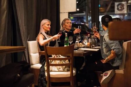 ...war das Dinner auch keins zu zweit, sondern eins zu viert: Mit Natalia Osada und Marcel Walz wurde dann erstmal mit Champ...